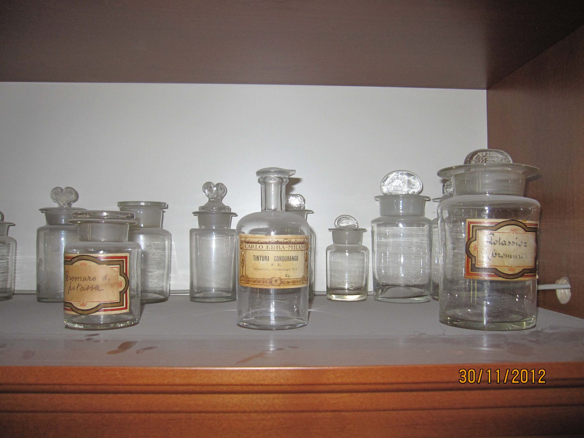 Interno farmacia.jpg